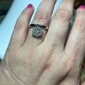 Dangling Snowflake Size 7 1/2 Ring